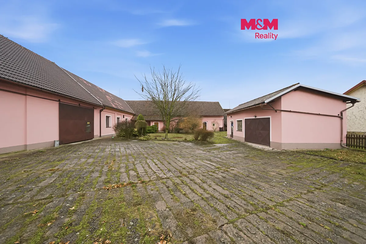 Prodej rodinného domu 285 m², pozemek 1985 m²
